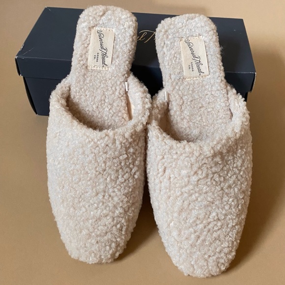 New in box Sherpa fuzzy slip on flats size 7.5 universal thread - Picture 2 of 7